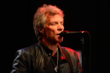 Şarkıcı Jon Bon Jovi, 5 Kasım 2016 'da St. Petersburg Florida' da Devlet Street Theater in Support of HIllary Clinton 'ın Başkan İhalesi' nde sahne alıyor.