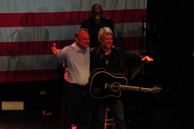 Şarkıcı Jon Bon Jovi, 5 Kasım 2016 'da St. Petersburg Florida' da Devlet Street Theater in Support of HIllary Clinton 'ın Başkan İhalesi' nde sahne alıyor.