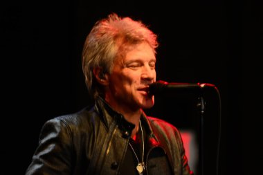 Şarkıcı Jon Bon Jovi, 5 Kasım 2016 'da St. Petersburg Florida' da Devlet Street Theater in Support of HIllary Clinton 'ın Başkan İhalesi' nde sahne alıyor.