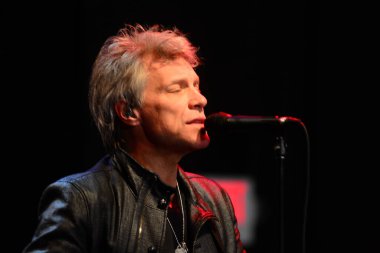 Şarkıcı Jon Bon Jovi, 5 Kasım 2016 'da St. Petersburg Florida' da Devlet Street Theater in Support of HIllary Clinton 'ın Başkan İhalesi' nde sahne alıyor.
