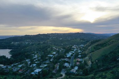 Los Angeles tepelerinin manzarası, tepeler ve şehirler arasındaki yollar.