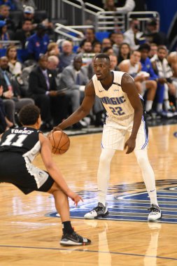 Orlando Magic, 19 Aralık 2018 tarihinde Orlando Florida 'daki Amway Center' da San Antonio Spurs 'a ev sahipliği yapmaktadır.