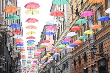 Cenova 'nın güzel şehrinde renkli şemsiyeler