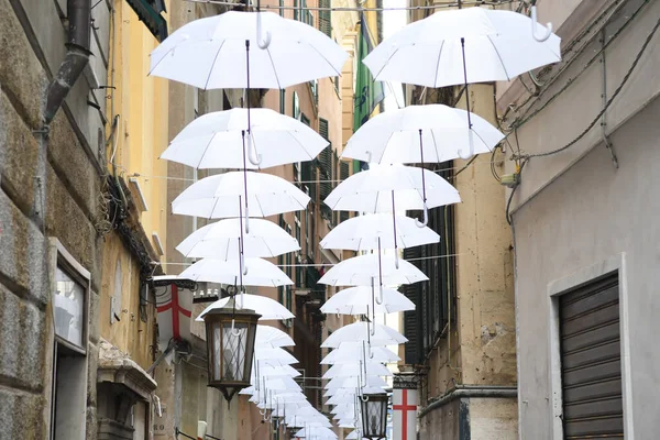 Cenova Talya Nın Güzel Şehrinde Beyaz Şemsiyeler — Stok fotoğraf