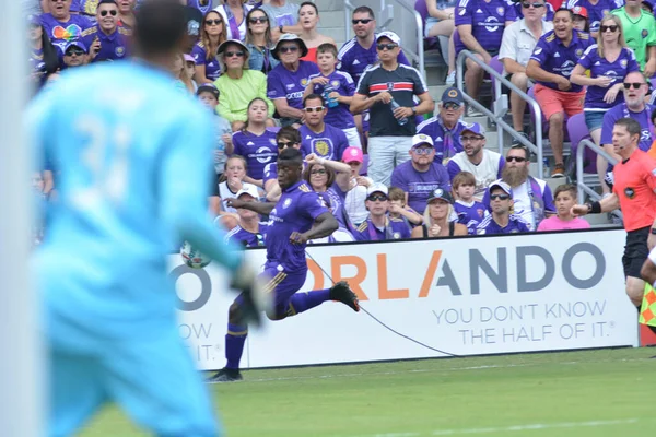 Orlando City 15 Nisan 2017 'de Florida, Orlando' daki Citrus Bowl 'da Los Angeles Galaksisine ev sahipliği yaptı.. 
