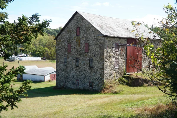 Çayırda Eski Bir Tuğla Evi Görün — Stok fotoğraf