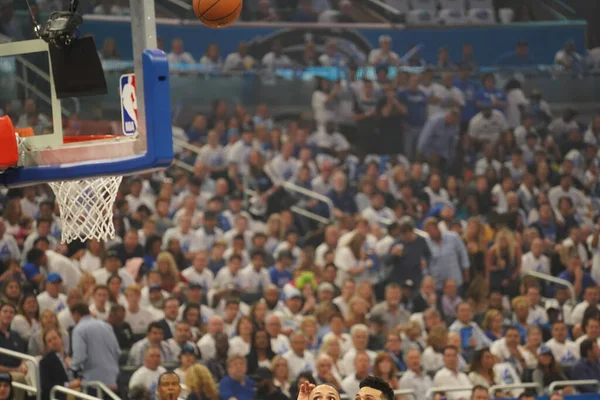 Orlando Magic Empfängt Die Toronto Rapters Während Der Nba Playoff — Stockfoto