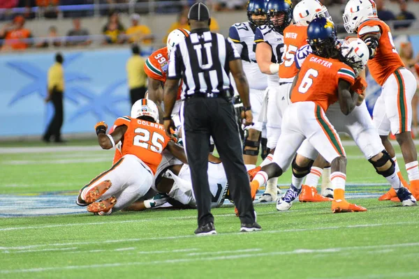 Západní Virginia Mountaineers Čelí Miami Hurricanes Během 71St Russell Bowl — Stock fotografie