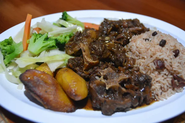 Güzel bir tabak lezzetli Karayip yemeği..