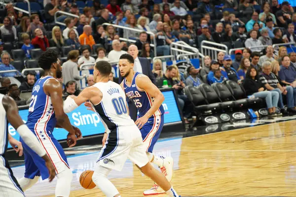 Orlando Magic 27 Aralık 2019 Cuma günü Orlando, Florida 'daki Amway Arena' da Philadelphia 76ers 'a ev sahipliği yapıyor..