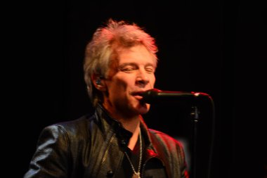 Şarkıcı Jon Bon Jovi, 5 Kasım 2016 'da St. Petersburg Florida' da Devlet Street Theater in Support of HIllary Clinton 'ın Başkan İhalesi' nde sahne alıyor.