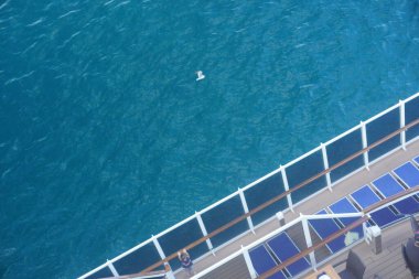 Turistlerle dolu bir yolcu gemisi güvertesi