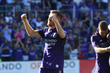 Orlando Magic oyuncusu Fournier, 25 Ekim 2018 tarihinde Orlando Florida 'daki Amway Center' da spor ceketlilere karşı gol atmaya çalıştı..  