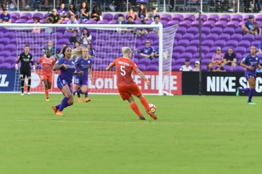 Orlando Pride, 22 Nisan 2018 'de Florida, Orlando' daki Exploria Stadyumu 'nda Houston Dash' e ev sahipliği yaptı..  
