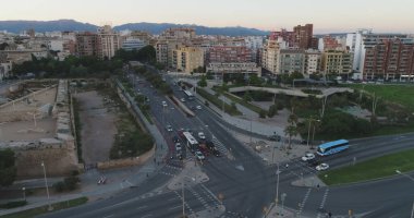 Gün batımında güzel bir şehir manzarası. 