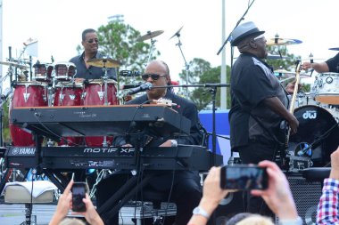 Stevie Wonder, Başkan Barack Obama 'nın 6 Kasım 2016' da Kissimmee Florida 'da başkanlık adaylığını destekleyen mitinginde performans sergiliyor..