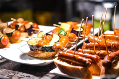 Restorandaki yemek vitrinlerine bak 