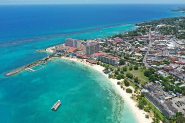 Bir yaz günü Ocho Rios Jamaika 'daki güzel plaj manzarası.