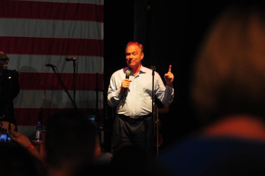 Şarkıcı Jon Bon Jovi, 5 Kasım 2016 'da St. Petersburg Florida' da Devlet Street Theater in Support of HIllary Clinton 'ın Başkan İhalesi' nde sahne alıyor.