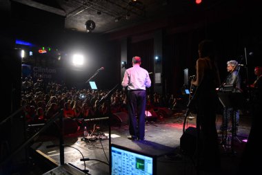 Şarkıcı Jon Bon Jovi, 5 Kasım 2016 'da St. Petersburg Florida' da Devlet Street Theater in Support of HIllary Clinton 'ın Başkan İhalesi' nde sahne alıyor.