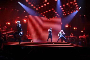 R & B Şarkıcısı Usher 12 Aralık 2014 'te Orlando Florida' daki Amway Center 'da sahne alacak..  