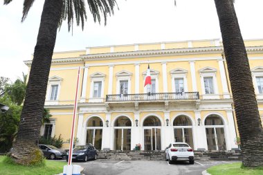 Güzel binaların cepheleriyle sokak manzarası, Güney Fransa kentsel manzarası