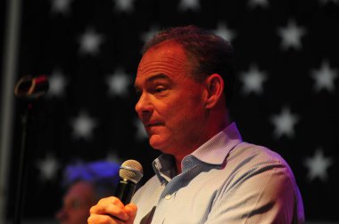 Şarkıcı Jon Bon Jovi, 5 Kasım 2016 'da St. Petersburg Florida' da Devlet Street Theater in Support of HIllary Clinton 'ın Başkan İhalesi' nde sahne alıyor.