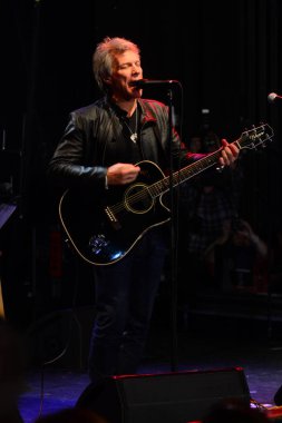 Şarkıcı Jon Bon Jovi, 5 Kasım 2016 'da St. Petersburg Florida' da Devlet Street Theater in Support of HIllary Clinton 'ın Başkan İhalesi' nde sahne alıyor.