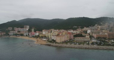 Güzel bir kıyı şeridi manzarası var. 