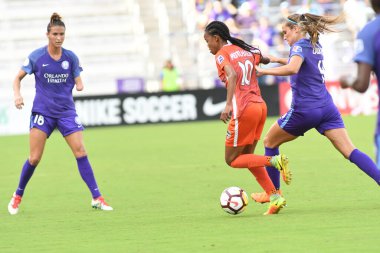 Orlando Pride, 22 Nisan 2018 'de Florida, Orlando' daki Exploria Stadyumu 'nda Houston Dash' e ev sahipliği yaptı.. 
