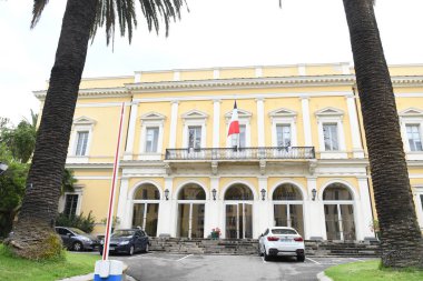 Güzel binaların cepheleriyle sokak manzarası, Güney Fransa kentsel manzarası