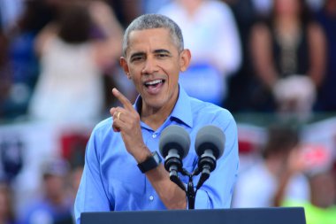 Başkan Barack Obama, Florida Kissimmee 'deki Osceola Heritage Park Stadyumu' nda düzenlenen kampanya mitinginde Demokrat başkan adayı Hillary Clinton 'a seslendi..  