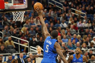 Orlando Magic oyuncusu Mo Bamba # 5, 26 Ocak 2020 'de Orlando Florida' daki Amway Center 'da blok yapıyor..   