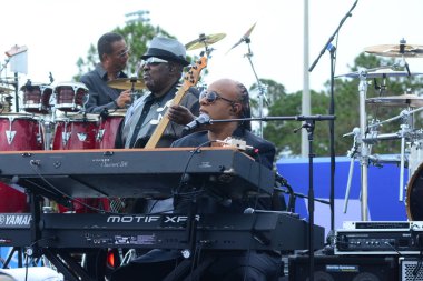 Stevie Wonder, Başkan Barack Obama 'nın 6 Kasım 2016' da Kissimmee Florida 'da başkanlık adaylığını destekleyen mitinginde performans sergiliyor..