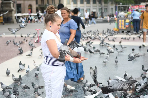 Uitzicht Het Centrale Plein Waar Mensen Duiven Voeren — Stockfoto