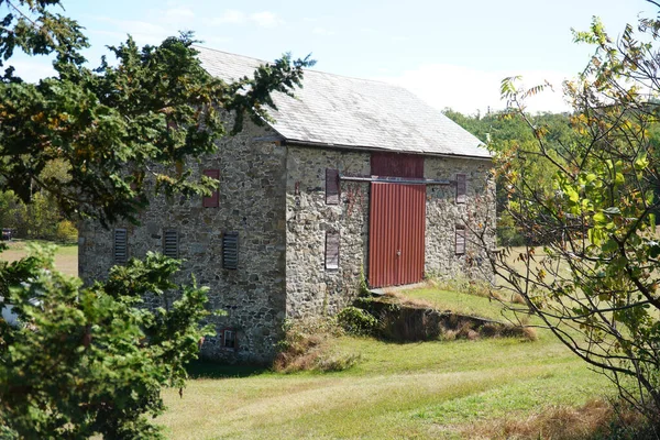 Çayırda Eski Bir Tuğla Evi Görün — Stok fotoğraf