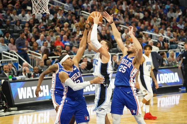 Orlando Magic 27 Aralık 2019 Cuma günü Orlando, Florida 'daki Amway Arena' da Philadelphia 76ers 'a ev sahipliği yapıyor..