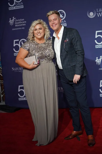 15 Ekim 2019 'da Nashville, Tennessee' deki Linbscome Üniversitesi 'nde verilen 50. GMA Dove Ödülleri sırasında kırmızı halı. 