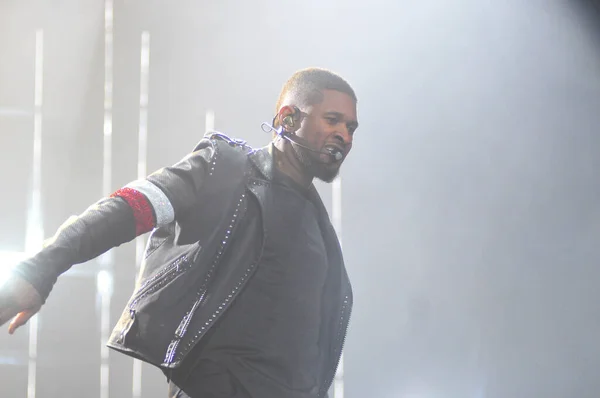 Singer Usher Treedt Het Amway Center Orlando Florida December 2014 — Stockfoto