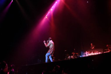 R & B Şarkıcısı Usher 12 Aralık 2014 'te Orlando Florida' daki Amway Center 'da sahne alacak..  