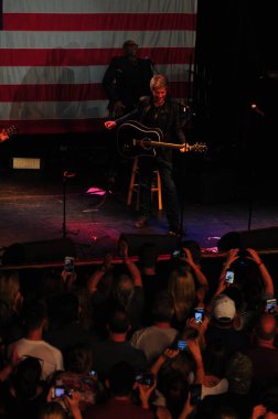 Şarkıcı Jon Bon Jovi, 5 Kasım 2016 'da St. Petersburg Florida' da Devlet Street Theater in Support of HIllary Clinton 'ın Başkan İhalesi' nde sahne alıyor.