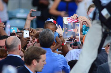 Başkan Barack Obama, Florida Kissimmee 'deki Osceola Heritage Park Stadyumu' nda düzenlenen kampanya mitinginde Demokrat başkan adayı Hillary Clinton 'a seslendi..  