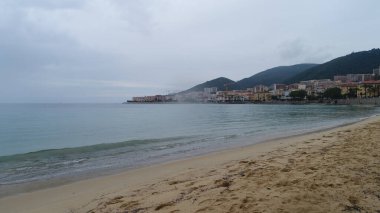 Sahili olan bir sahil şehri manzarası