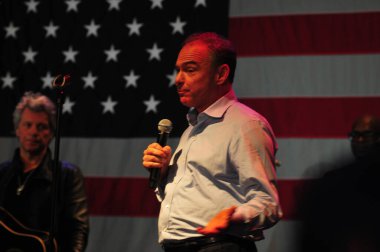 Şarkıcı Jon Bon Jovi, 5 Kasım 2016 'da St. Petersburg Florida' da Devlet Street Theater in Support of HIllary Clinton 'ın Başkan İhalesi' nde sahne alıyor.