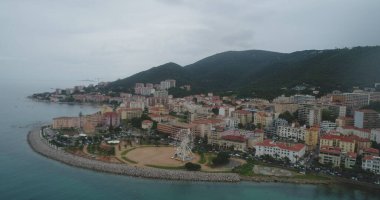 Güzel bir kıyı şeridi manzarası var. 