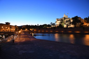 Palma De Mallorca İspanya 'daki Palma Kilisesi' nin gece manzarası