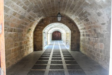 Kalenin kemerleriyle eski koridora bak.