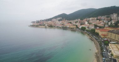 Güzel bir kıyı şeridi manzarası var. 