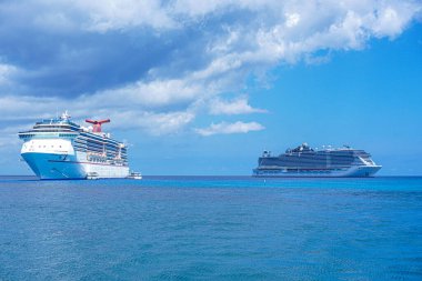 İki güzel gemi (Karnaval) ve (MSC) Caymond Adası 'ndaki George Town' da görülebilir.