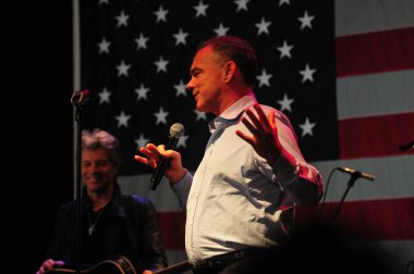 Şarkıcı Jon Bon Jovi, 5 Kasım 2016 'da St. Petersburg Florida' da Devlet Street Theater in Support of HIllary Clinton 'ın Başkan İhalesi' nde sahne alıyor.
